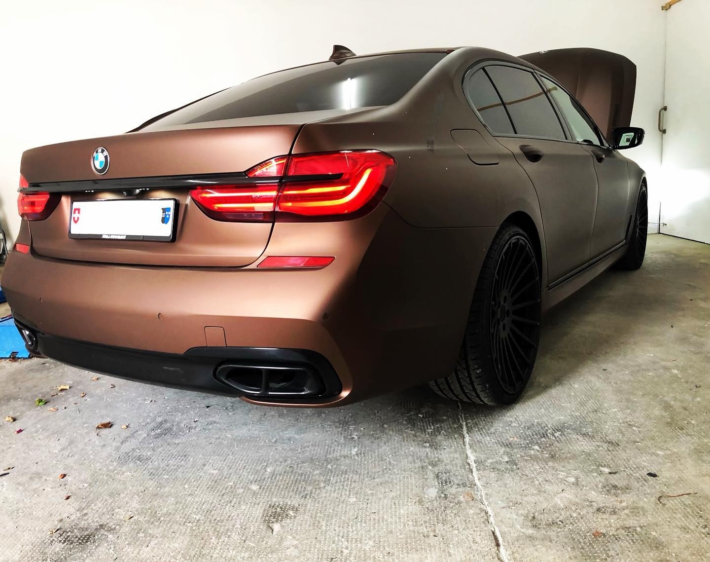 BMW 7er in der Langversion zur Nachrüstung von Fond Entertainment bei uns in der Bimmer Manufaktur 🛠🏚 Das Wort zum Donnerstag: „W…