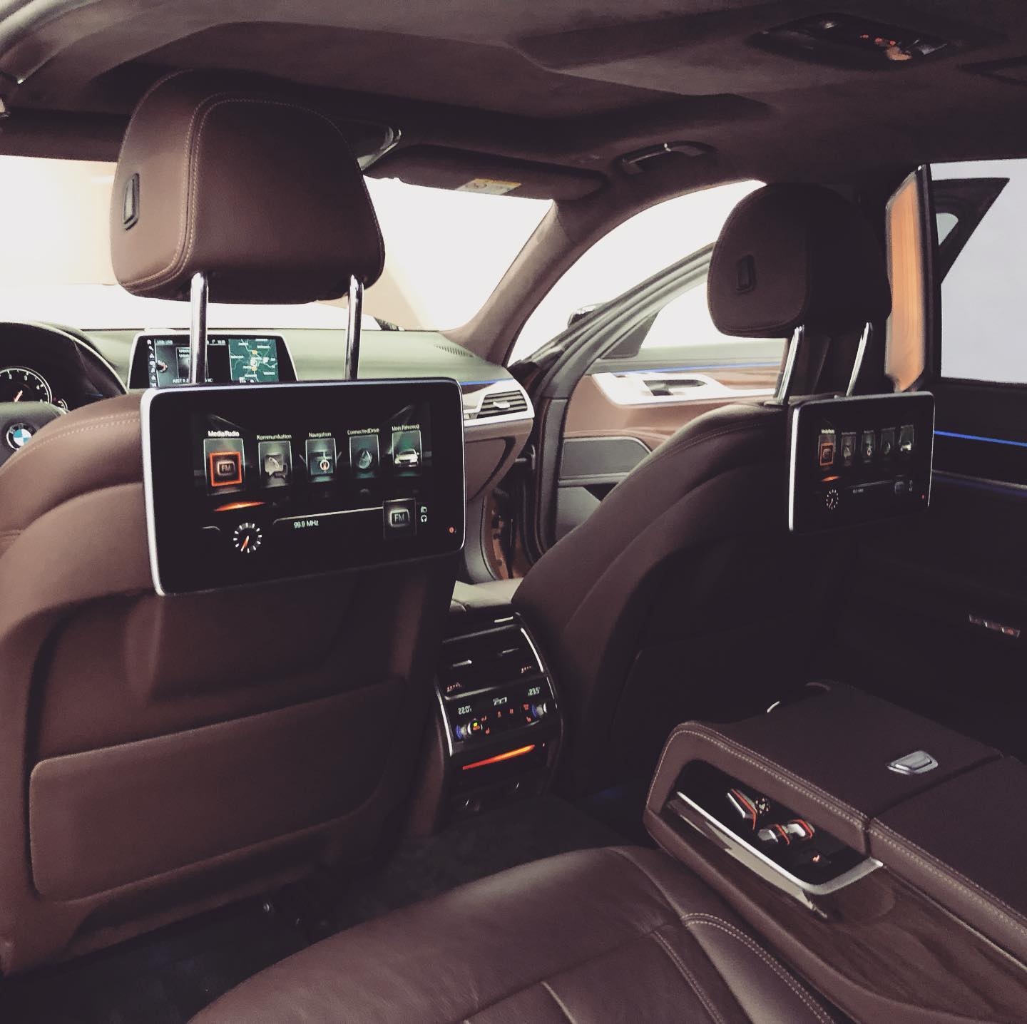 Der BMW 7er in der Langversion nun auch von innen, mit dem von uns nachgerüsteten Fond Entertainment 🙌🏼💥 Da freut man sich ausnah…