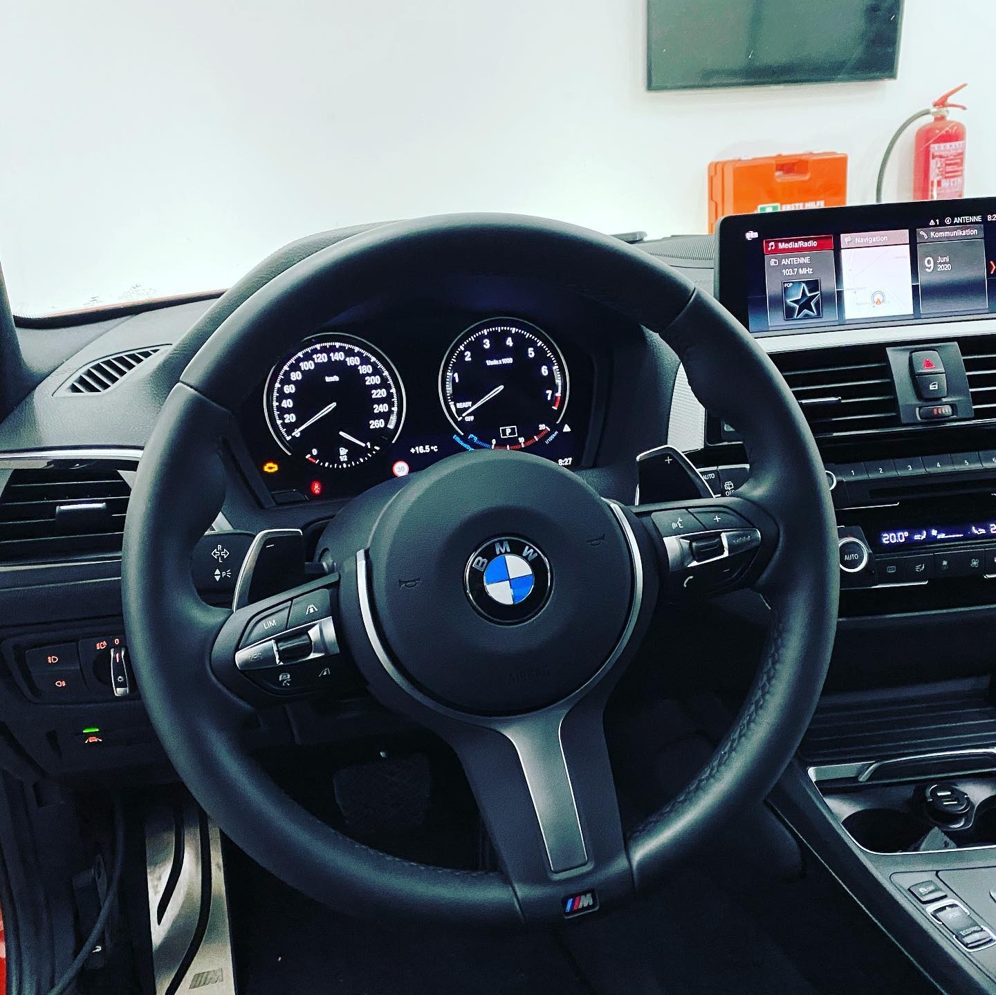 Bei diesem 1er BMW haben wir den ACC, also den aktiven Tempomaten mit Radarsensoren nachgerüstet. Willst du auch Teil autonomes… Bild 3